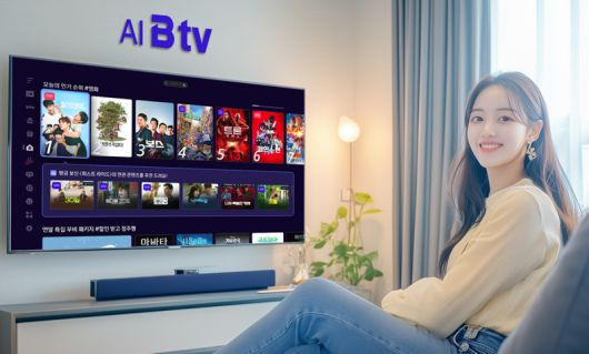 SK브로드밴드 모델이 생성형 AI '에이닷'을 적용한 B tv를 소개하고 있다. SK브로드밴드 제공