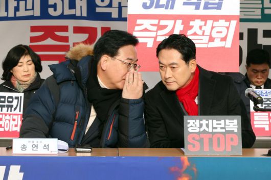 장동혁 국민의힘 대표가 15일 서울 여의도 국회 본관 앞에 마련된 천막 농성장에서 열린 최고위원회의에서 송언석 원내대표와 이야기를 나누고 있다. 사진=박범준 기자