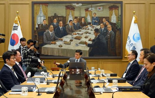 이창용 한국은행 총재(가운데)가 지난 11월 27일 서울 중구 한국은행에서 열린 금융통화위원회 본회의에서 의사봉을 두드리고 있다. 뉴스1