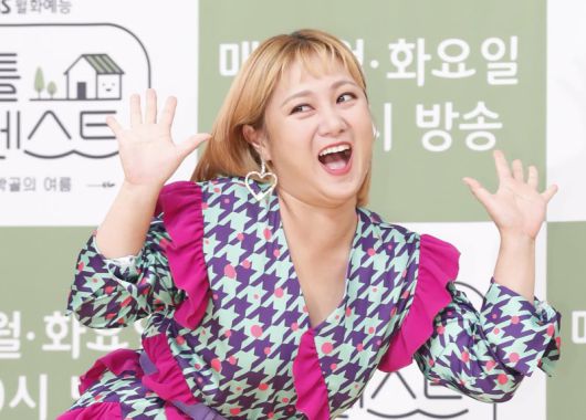 방송인 박나래가 12일 서울 목동 SBS에서 열린 SBS 새 월화예능 ‘리틀 포레스트’ 제작발표회에 참석해 포즈를 취하고 있다.뉴스1