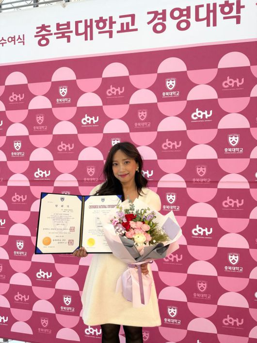 올해초 충북대 빅데이터 전공 공학박사학위 과정을 수여받은 캄보디아인 큰 싹소니따(Khoeurn Saksonita)씨가 기념촬영하고 있는 모습. 웹케시그룹 제공