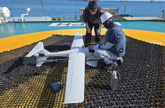 주식회사 해양드론기술 직원들이 해상정찰 및 어군탐지용 드론을 정비하고 있다.                                      주식회사 해양드론기술의 해상 배송용 드론이 비행하고 있는 모습 해양드론기술 제공
