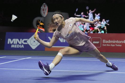 세영(1위)이 8일(현지시간) 인도네시아 자카르타 이스토라 스타디움에서 열린 세계배드민턴연맹(BWF) 월드투어 슈퍼 1000 인도네시아 오픈 여자 단식 결승에서 왕즈이(2위·중국)와 경기하고 있다.뉴시스
