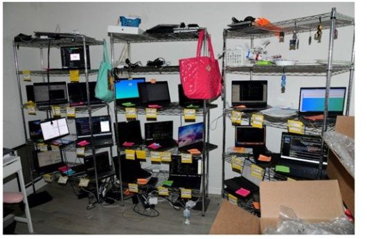 북한 IT 노동자의 미국 취업을 도운 사실이 드러나 지난 7월 법원에서 징역형을 선고 받은 크리스티나 마리 채프먼이 자택에서 운영하던 '노트북 농장'. 북한 노동자들은 이 노트북에 원격으로 접속했다.연합뉴스