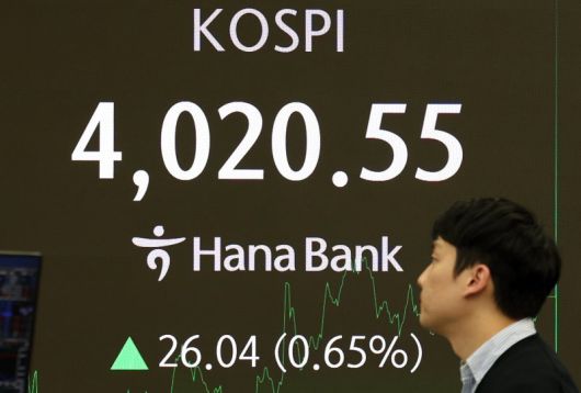 지난 19일 오후 서울 중구 하나은행 딜링룸 전광판에 종가가 표시되어 있다. 사진=뉴시스