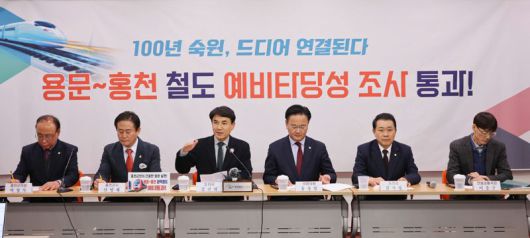 김진태 강원도지사(사진 왼쪽부터 세번째)가 22일 도청 브리핑룸에서 김시성 도의장(사진 오른쪽부터 두번째), 유상범 국회의원(사진 왼쪽부터 네번째), 신영재 홍천군수(사진 왼쪽부터 두번째)와 함께 용문~홍천 광역철도 예바타당성 조사 통과를 발표하고 있다. 강원자치도 제공