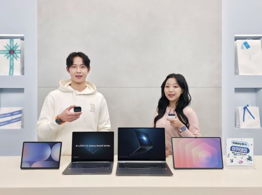 삼성전자 모델이 졸업 ? 입학 시즌을 맞아 다채로운 혜택을 제공하는 '2026 갤럭시 아카데미'를 소개하고 있다. 삼성전자 제공