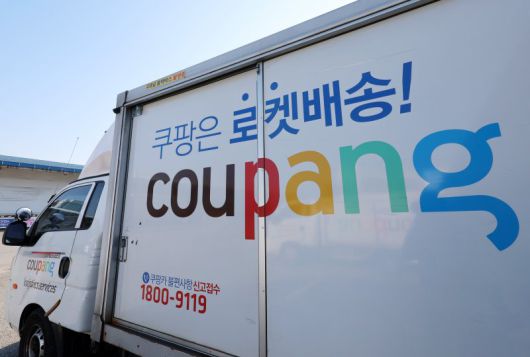 서울 서초구 쿠팡 서초1캠프에 쿠팡 배송차량이 대기하고 있다. 뉴시스