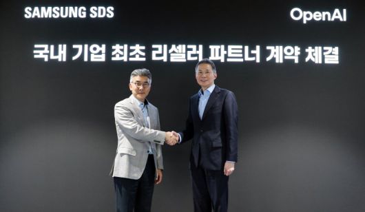 이호준 삼성SDS 클라우드서비스사업부장(왼쪽)과 김경훈 오픈AI 코리아 총괄대표가 쳇GPT 엔터프라이즈 리셀러 파트너 계약 체결 후 기념 촬영하고 있다. 삼성SDS 제공