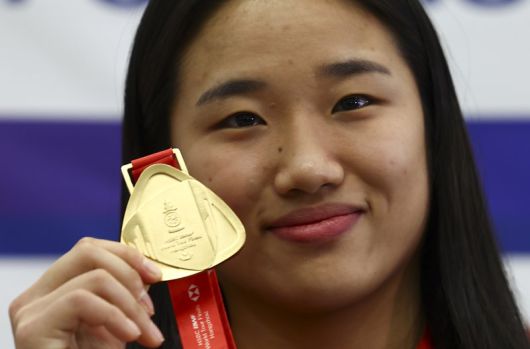 배드민턴 역대 단식 단일 시즌 최다승(11승)을 기록한 안세영이 22일 인천 중구 인천국제공항 제1여객터미널으로 2025 세계배드민턴연맹(BWF) 월드 투어 파이널 대회를 마치고 귀국한 뒤 인터뷰를 마치고 메달을 들어보이고 있다.뉴시스