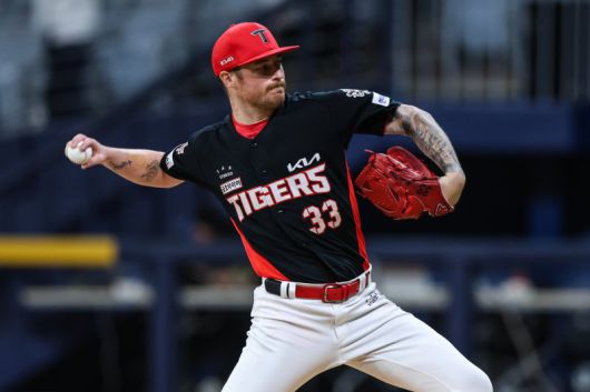 KIA 타이거즈의 외국인 투수 아담 올러가 24일 고척 스카이돔에서 펼쳐진 2025 신한 쏠뱅크 KBO리그 키움 히어로즈와의 경기에 선발 등판해 역투하고 있다. KIA 타이거즈 제공