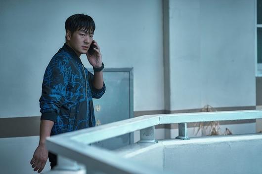 영화 '대홍수' 속 한 장면. 배우 박해수가 연기하고 있다.