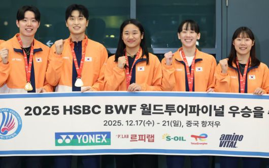 세계배드민턴연맹(BWF) 월드 투어 파이널스에서 3관왕을 거두고 돌아온 배드민턴 국가대표팀 선수들이 지난 22일 오후 인천국제공항을 통해 귀국해 기념촬영을 하고 있다. 왼쪽부터 남자복식 서승재·김원호, 여자단식 안세영, 여자복식 이소희·백하나. 뉴스1