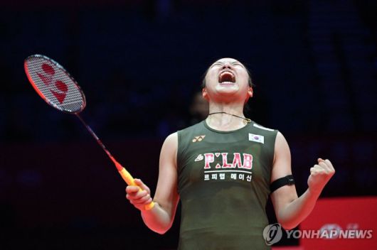 지난 20일 중국 항저우 올림픽스포츠센터에서 열린 '왕중왕전' 세계배드민턴연맹(BWF) 월드투어 파이널스 2025 여자 단식 준결승에서 안세영이 야마구치 아카네(일본)를 꺾고 포효하고 있다. 연합뉴스