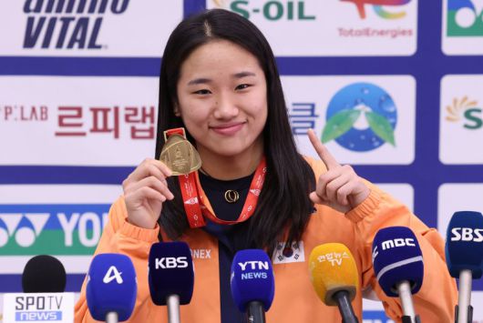 '시즌 11승·최다승'을 기록한 후 지난 22일 인천국제공항으로 귀국한 안세영이 배드민턴 왕중왕전에서 받은 메달을 들고 포즈를 취하고 있다. 뉴스1