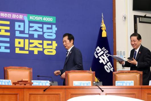 더불어민주당 정청래 대표와 김병기 원내대표가 24일 국회에서 열린 최고위원회의에 참석하고 있다. 사진=박범준 기자