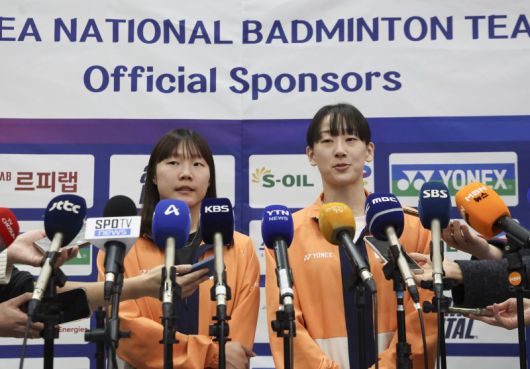 세계배드민턴연맹(BWF) 월드 투어 파이널 대회에서 2연패를 기록한 여자 복식 이소희(왼쪽)와 백하나가 지난 22일 인천 중구 인천국제공항 제1여객터미널을 통해 귀국한 뒤 취재진 질문에 답하고 있다. 뉴시스