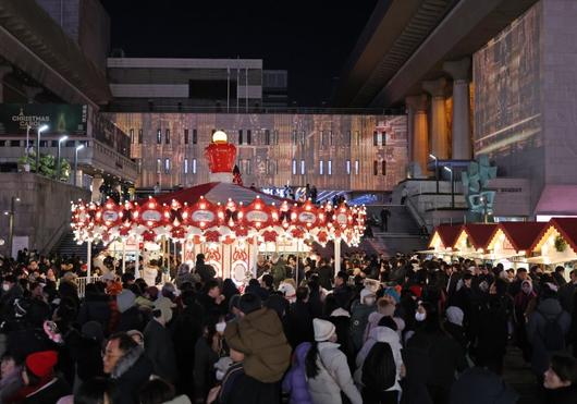 지난 21일 오후 서울 종로구 세종문화회관 외벽에 미디어아트 서울 '아뜰리에 광화' 미디어파사드 전시가 펼쳐지고 있다. 뉴스1