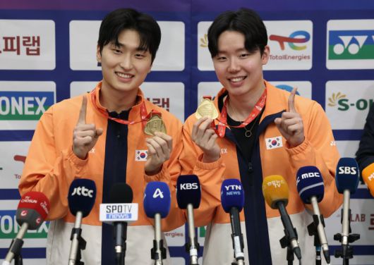 시즌 11승을 달성한 배드민턴 남자 복식 세계 1위 서승재(오른쪽), 김원호가 지난 22일 오후 인천국제공항을 통해 귀국한 후 메달을 들고 포즈를 취하고 있다. 뉴스1