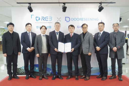 지난 23일 열린 업무협약식에서 김세형 한국부동산원 공시통계본부장(왼쪽 네번째)과 윤순기 두레시닝㈜ 대표이사(왼쪽 다섯번째)가 기념촬영을 하고 있다. 부동산원 제공