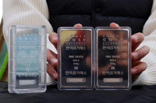 서울 종로구 한국금거래소에서 직원이 실버바를 선보이고 있다.사진=뉴시스