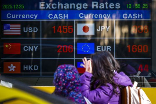 정부의 외환 수급대책 발표 이후 원·달러 환율이 하락한 가운데 25일 서울 중구 명동의 환전소 전광판에 환율 정보가 나타나있다. /사진=뉴시스