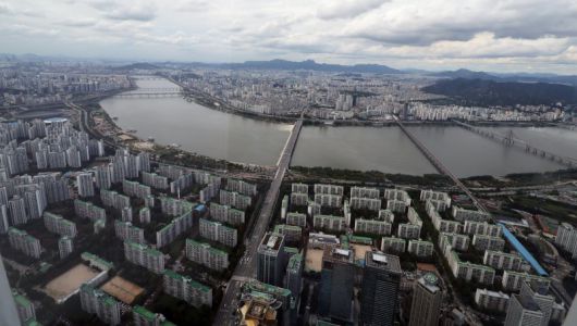 서울 송파구 롯데월드타워에서 바라본 아파트 단지. 뉴스1