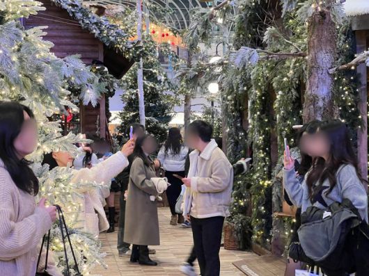 지난 23일 서울 여의도 더현대 서울 5층에 위치한 크리스마스 연출 공간 '해리의 크리스마스 공방'에서 방문객들이 인증 사진을 찍고 있다. 사진=김현지 기자                                        지난 23일 저녁 서울 강남역 인근 한 치킨 프랜차이즈 매장에서 고객들이 송년회를 즐기고 있다. 사진=박경호 기자                                        지난 24일 오후 3시께 서울 중구 남대문시장은 2만명이 넘는 인파가 모였다. 시장을 방문한 시민들과 관광객이 한데 뒤섞여 있다. 사진=최승한 기자