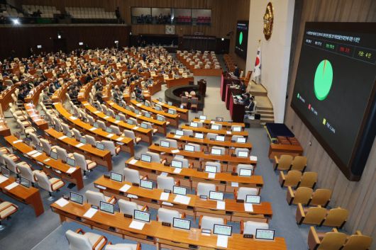 24일 서울 여의도 국회에서 열린 제430회국회(임시회) 제2차 본회의에서 정보통신망 이용촉진 및 정보보호 등에 관한 법률 일부개정법률안(대안)이 국민의힘 의원들의 불참 속에 찬성 170표로 가결되고 있다. /사진=뉴스1