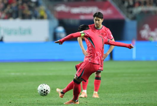 손흥민의 환상적인 프리킥.뉴스1