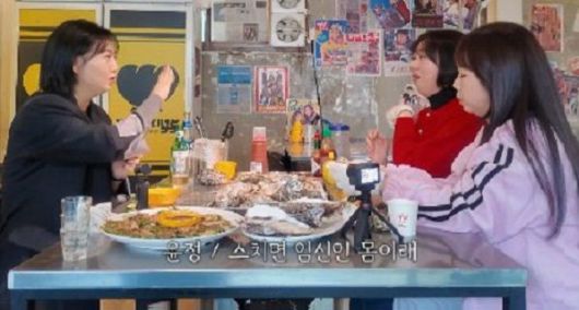 가수 장윤정(왼쪽)이 자신이 남다른 임신 체질이라고 밝혔다. 사진=유튜브 채널 '장공장장윤정' 갈무리, 뉴시스