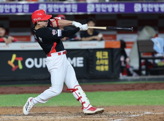 2일 대전 한화생명 볼파크에서 열린 프로야구 '2025 신한 SOL뱅크 KBO 리그' 기아 타이거즈와 한화 이글스 경기에서 3회초 2사 상황 기아 윤도현이 솔로 홈런을 치고 있다.뉴스1