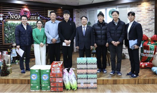 지난 24일 세종시 전동면 중증장애인시설 '노아의집'에서 강주엽 행정중심복합도시건설청장(왼쪽 다섯번째)이 관계자들과 기념촬영을 하고 있다. 행복청 제공