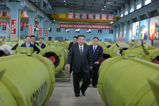 북한 노동당 기관지 노동신문은 김정은 당 총비서가 중요군수공업기업소들을 방문하고 올해 미사일 및 포탄생산부문 실적과 4·4분기 생산실태를 점검했다고 26일 보도했다. 노동신문/뉴스1