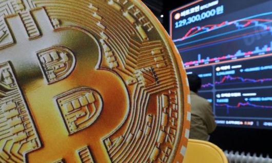 지난 18일 서울 강남구 빗썸라운지에 설치된 전광판에 비트코인 시세가 나오고있다. 사진=뉴시스