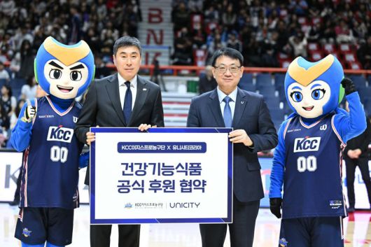 김종현 유니시티코리아 영업마케팅 총괄 상무(오른쪽)와 이상민 KCC 감독(왼쪽)이 지난 18일 KCC의 홈경기가 열린 부산 사직실내체육관에서 공식 후원 협약을 체결한 뒤 기념촬영을 하고 있다. 유니시티코리아 제공
