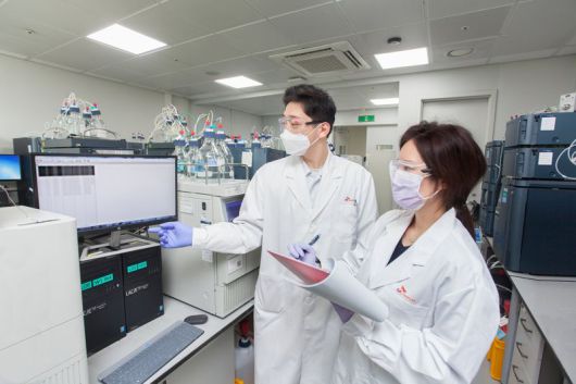 SK케미칼 연구진들이 신약 후보물질을 탐색하고 있다. Sk케미칼 제공