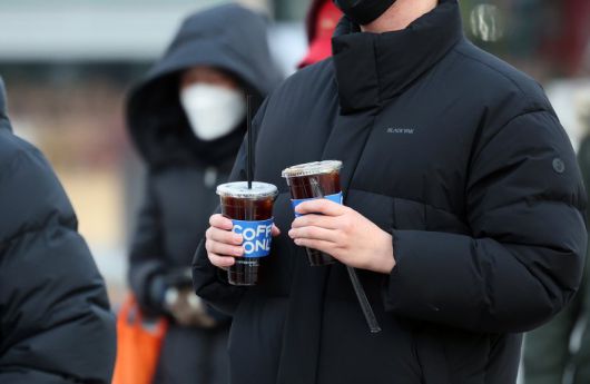 전국 대부분 기온이 영하권의 추운 날씨를 보인 지난 3일 아침 서울 종로구 광화문네거리에서 두터운 옷차림을 한 시민이 차가운 음료를 들고 발걸음을 옮기고 있다. 2025.12.3/뉴스1