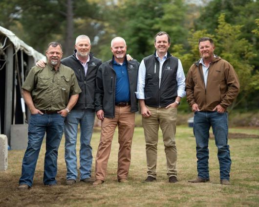 파이버본드 CEO 그레이엄 워커(오른쪽에서 두 번째)와 직원들 /사진=파이버본드 홈페이지 갈무리