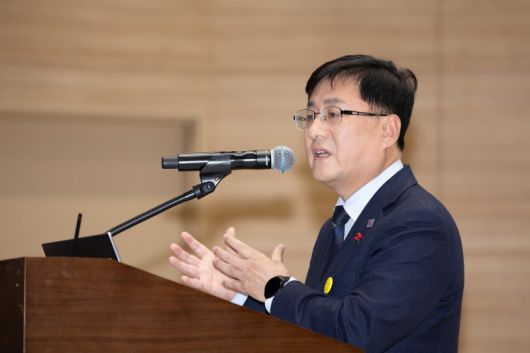 김성환 기후에너지환경부 장관이 23일 탈플라스틱 대국민 토론회에서 인사말을 하고 있다. 뉴시스