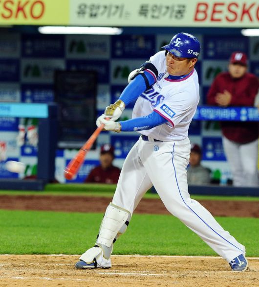 삼성 라이온즈 최형우. 뉴스1                                  삼성은 이제 원태인과의 다년 계약에 집중하게 된다. 리얼글러브어워드 배터리상 시상식에서 강민호를 업고 있는 원태인. 연합뉴스