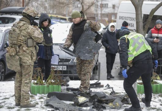 러시아가 우크라이나 수도 키이우에 대규모 공습을 감행한 가운데 27일(현지시간) 전문가들이 러시아 자폭 드론 잔해를 조사하고 있다. EPA 연합