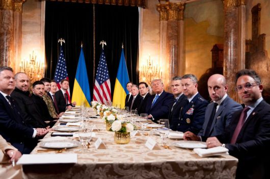 도널드 트럼프 미국 대통령과 볼로디미르 젤렌스키 우크라이나 대통령이 28일(현지 시간) 플로리다주 팜비치에 있는 마러라고 리조트에서 양자 회담을 진행하고 있다. 뉴시스