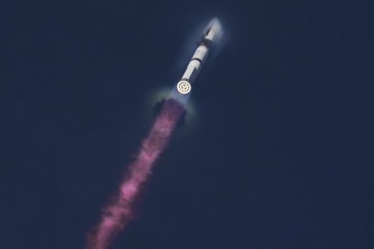 미국 일론 머스크의 우주기업 스페이스X의 우주선 스타십이 지난 8월 미 텍사스주 보카치카 해변 스타베이스에서 시험 발사되고 있는 모습. 스페이스X가 재사용발사체 발사에 성공하며 글로벌 재사용 발사체 개발 경쟁이 본격화됐다. 뉴시스