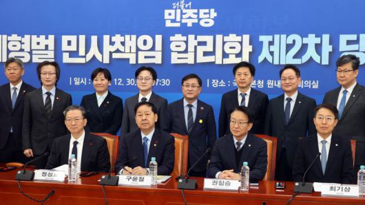 더불어민주당 경제형벌·민사책임 합리화 태스크포스 단장인 권칠승 의원과 구윤철 부총리 겸 기획재정부 장관이 30일 국회에서 열린 경제형벌 민사책임 합리화 제2차 당정협의에서 기념 촬영하고 있다. 사진=서동일 기자