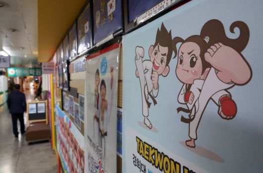 내년부터 자녀 수가 많을수록 신용카드 등 소득공제를 더 많이 받고, 보육수당 비과세 한도도 높아진다. 사진은 서울의 한 학원 상가 모습. 뉴시스