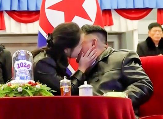 새해 맞아 김정은 볼에 입 맞추는 주애. 출처=조선중앙TV