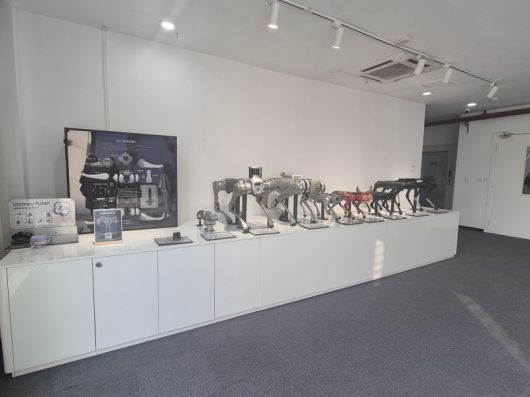 중국 항저우 유니트리 본사 1층 로비에 전시된 유니트리 로봇의 제품들. 사진=연지안 기자