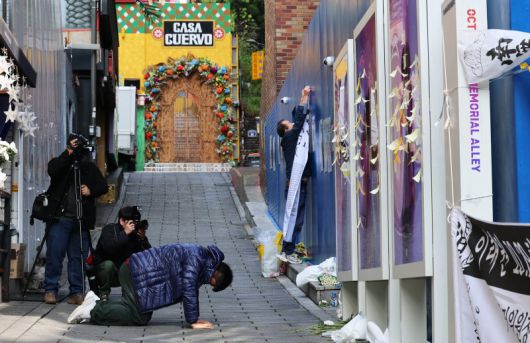 10·29 이태원 참사 3주기를 맞은 지난해 10월 29일 오전 서울 용산구 이태원 참사 현장 골목에서 한 시민이 헌화 후 절을 하고 있다. 뉴스1
