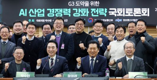 김병기 거리두는 민주 더불어민주당 정청래 대표(맨 앞줄 왼쪽 세번째)와 박수현 의원(왼쪽 두번째)이 5일 국회 의원회관에서 '주요3개국(G3)도약을 위한 인공지능(AI) 산업 경쟁력 강화 전략 국회토론회'에 참석, 기념 촬영을 하고 있다. 연합뉴스                                       한동훈 밀어내는 국힘 국민의힘 장동혁 대표(왼쪽 세번째)가 5일 국회에서 열린 야당탄압가짜뉴스감시특별위원회 임명장 수여식 및 제1차 전체 회의에 참석, 위원들과 함께 '거짓'이라고 쓴 피켓을 부수는 퍼포먼스를 하고 있다. 연합뉴스